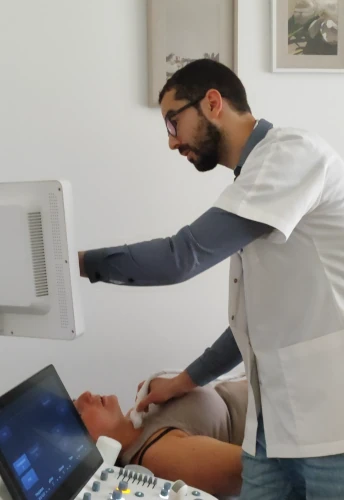 Le Dr Omar Mzaiti pratique une échographie
