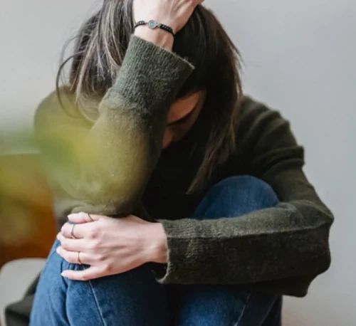 Une femme triste qui se tient la tête