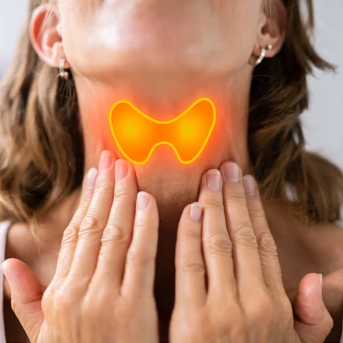 Une photographie d'une femme avec la thyroïde mise en évidence
